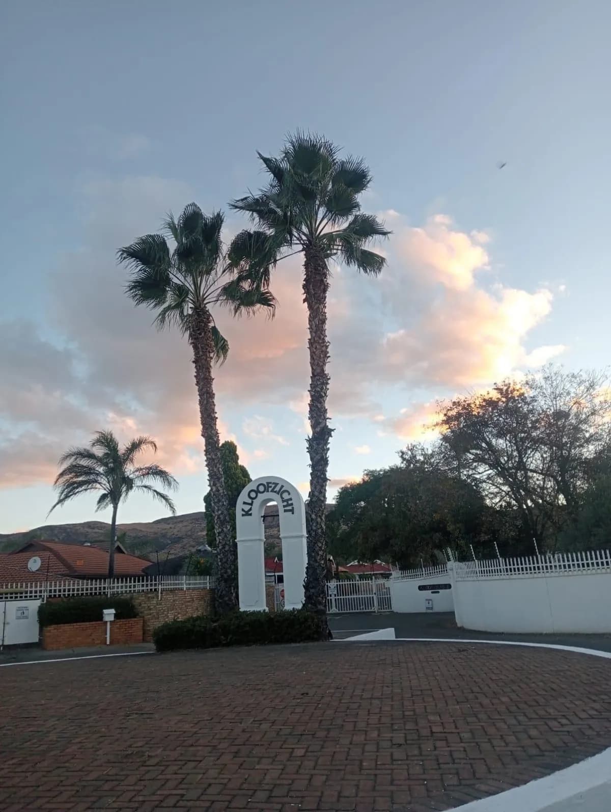 Kloofzicht estate entrance, palms, gate